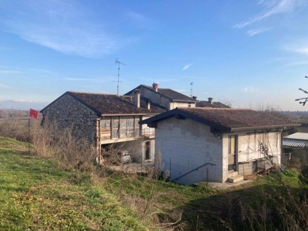 casale in vendita a Desenzano del Garda in zona Vaccarolo