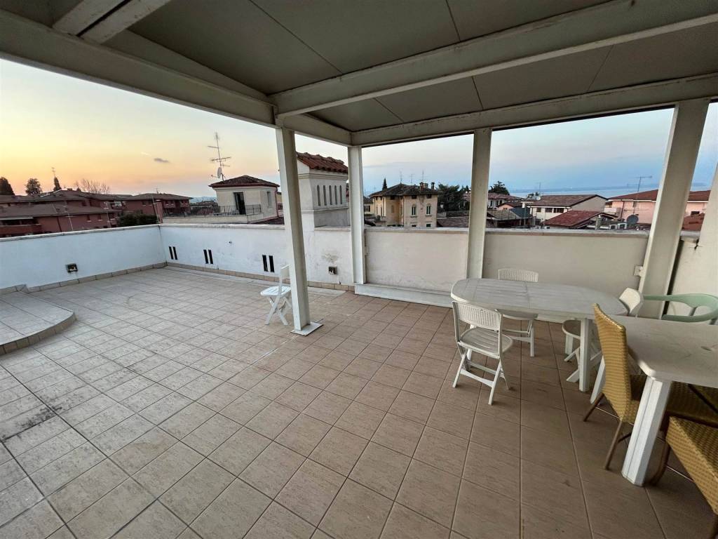 appartamento in vendita a Desenzano del Garda in zona Rivoltella