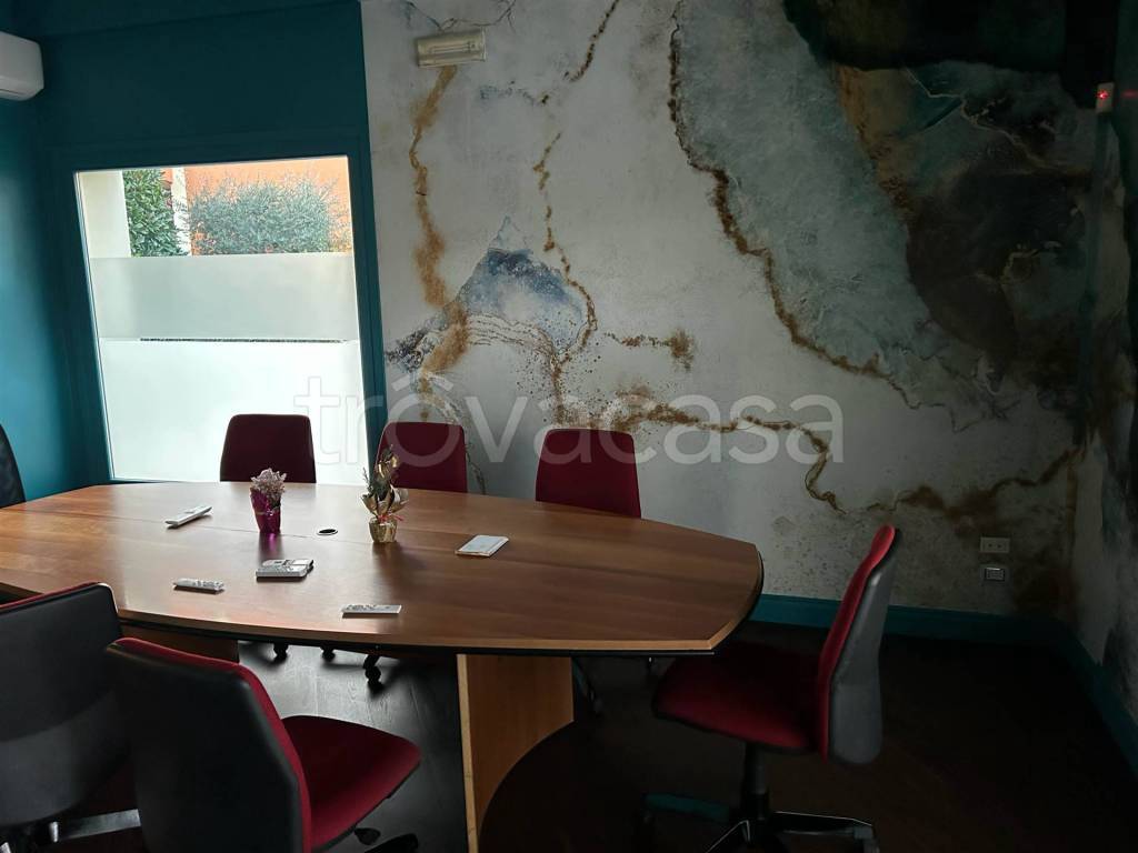 ufficio in vendita a Desenzano del Garda in zona Rivoltella