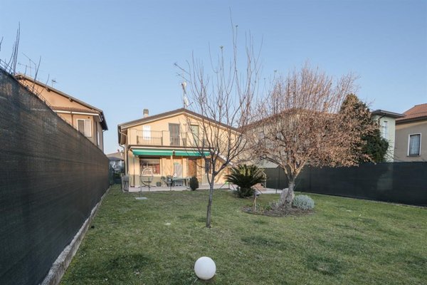 casa indipendente in vendita a Desenzano del Garda in zona Rivoltella