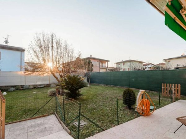 casa indipendente in vendita a Desenzano del Garda in zona Rivoltella