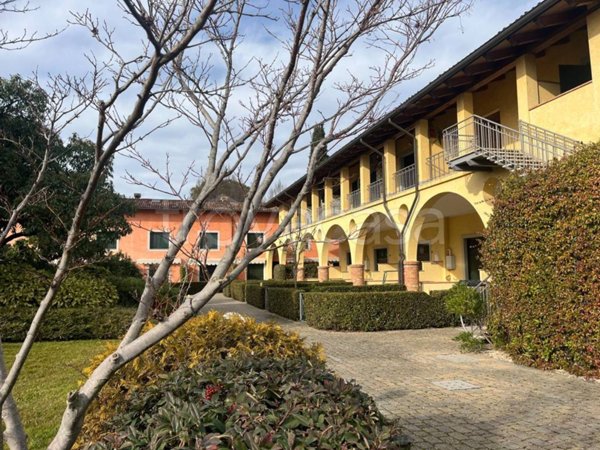 appartamento in vendita a Desenzano del Garda in zona Rivoltella