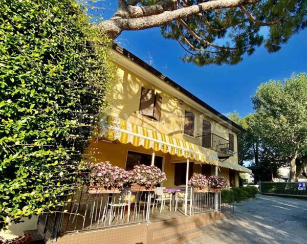 negozio in vendita a Desenzano del Garda in zona Rivoltella
