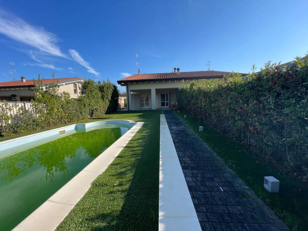 casa indipendente in vendita a Desenzano del Garda in zona Rivoltella