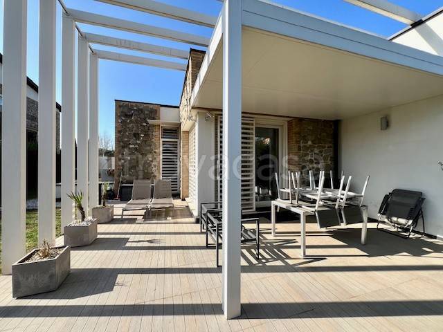 casa indipendente in vendita a Desenzano del Garda in zona Rivoltella