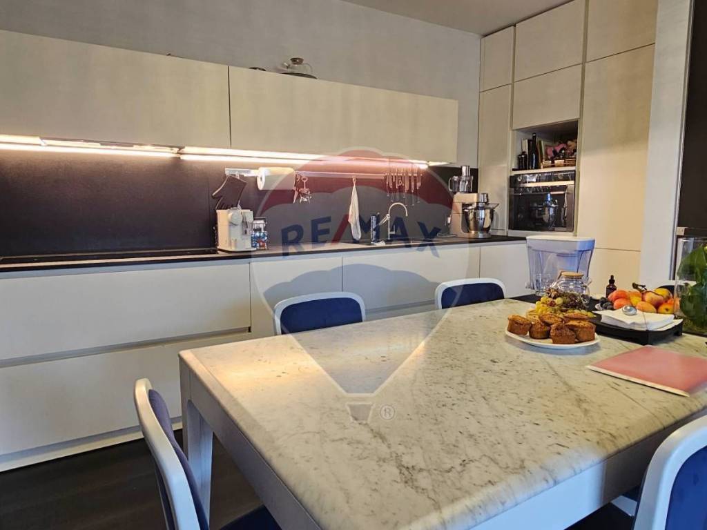 appartamento in vendita a Desenzano del Garda in zona Rivoltella