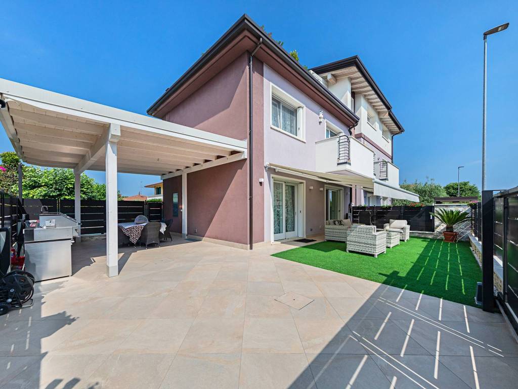 casa indipendente in vendita a Desenzano del Garda
