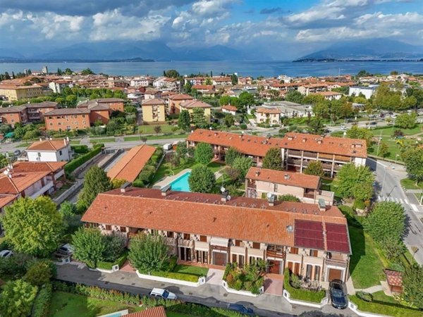 casa indipendente in vendita a Desenzano del Garda in zona Rivoltella