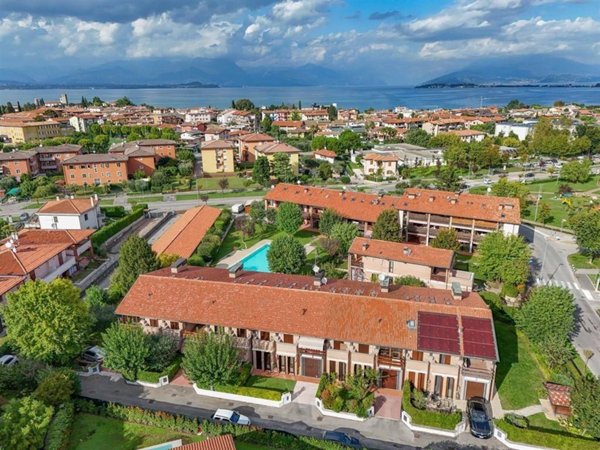 casa indipendente in vendita a Desenzano del Garda in zona Rivoltella