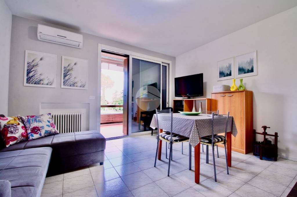 appartamento in vendita a Desenzano del Garda in zona Rivoltella