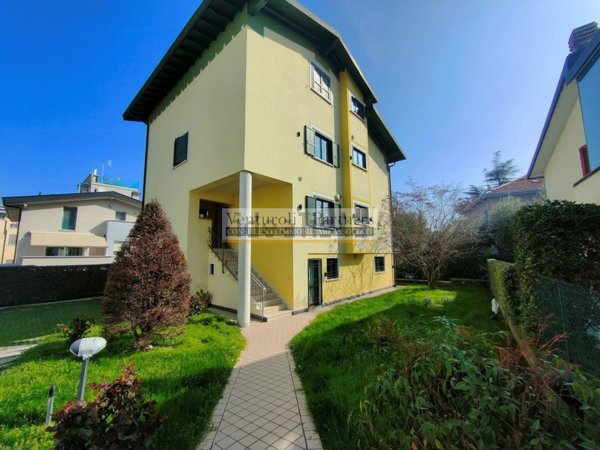 casa indipendente in vendita a Desenzano del Garda