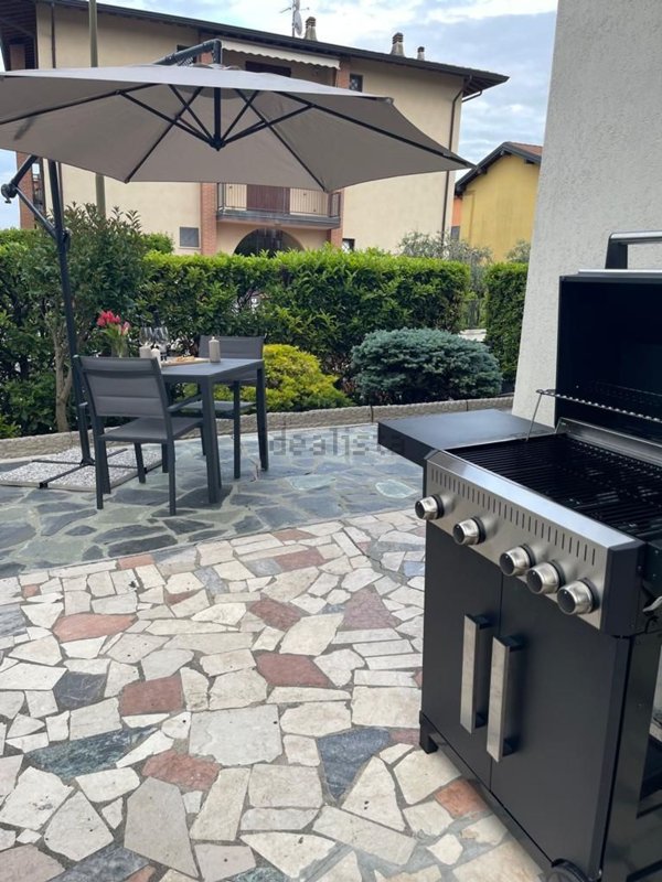casa indipendente in vendita a Desenzano del Garda in zona Rivoltella