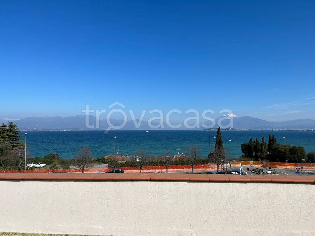 appartamento in vendita a Desenzano del Garda in zona Rivoltella