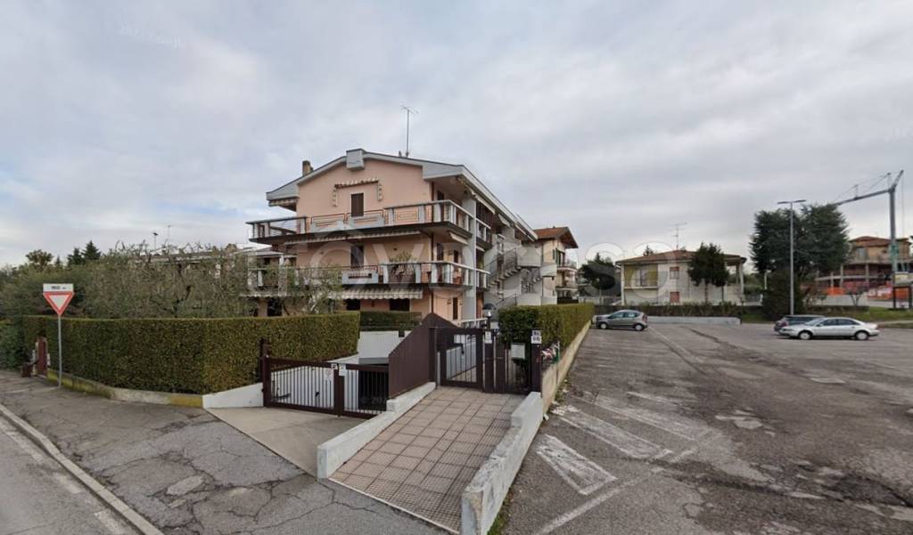 appartamento in vendita a Desenzano del Garda in zona Rivoltella