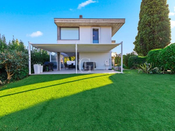 casa indipendente in vendita a Desenzano del Garda in zona Rivoltella