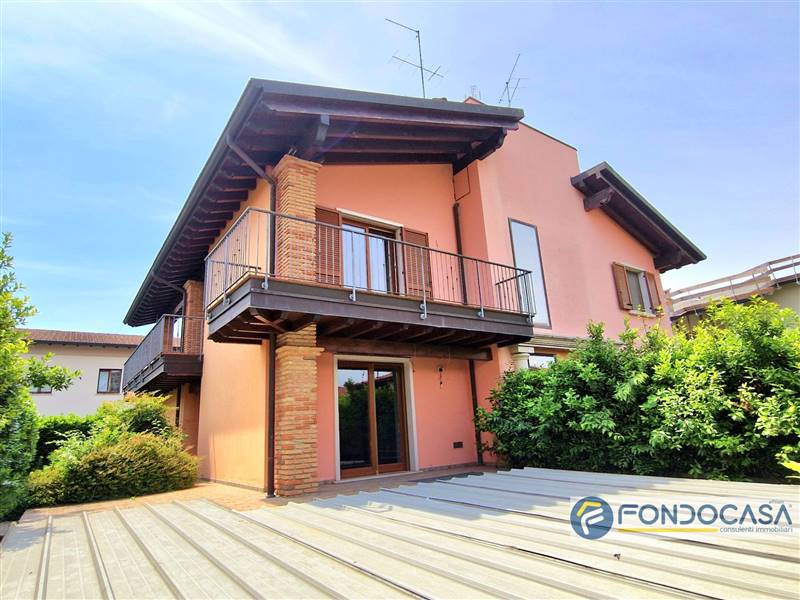 casa indipendente a Desenzano del Garda in zona San Martino della Battaglia