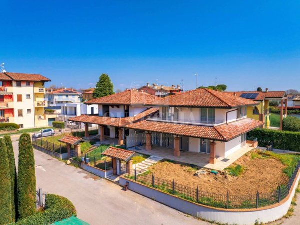 casa indipendente in vendita a Desenzano del Garda
