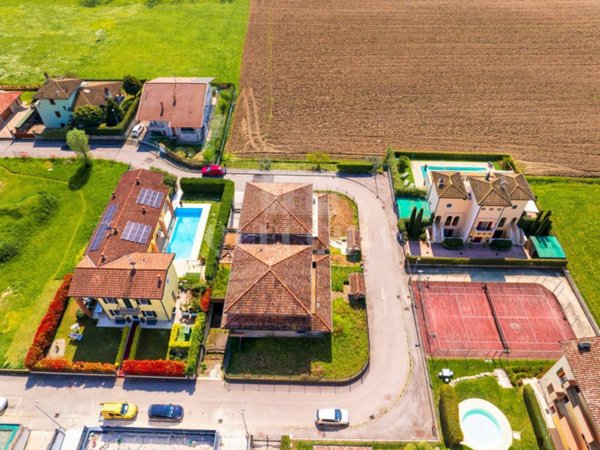 casa indipendente in vendita a Desenzano del Garda