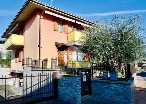 casa indipendente in vendita a Desenzano del Garda in zona Rivoltella