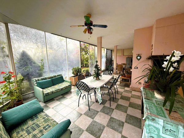 casa indipendente in vendita a Desenzano del Garda in zona Rivoltella