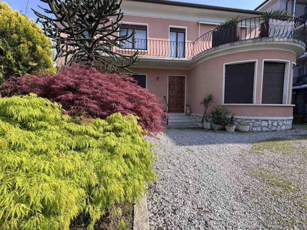 casa indipendente in vendita a Desenzano del Garda