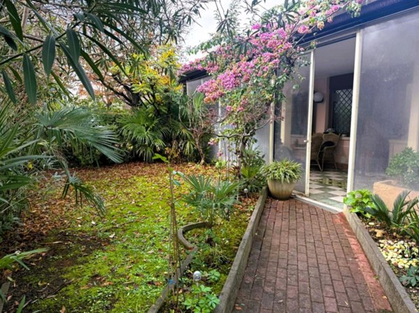 casa indipendente in vendita a Desenzano del Garda in zona Rivoltella