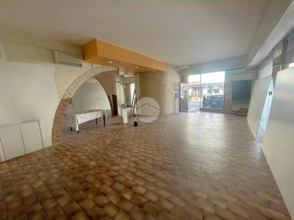 negozio in vendita a Desenzano del Garda in zona Rivoltella
