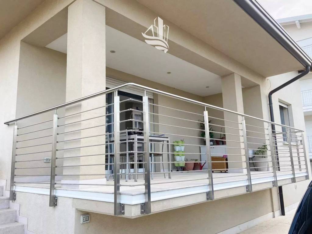 casa indipendente in vendita a Desenzano del Garda in zona Rivoltella