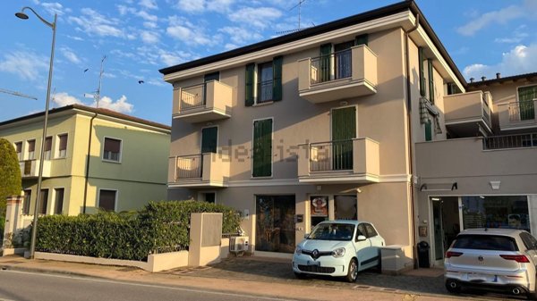 negozio in vendita a Desenzano del Garda in zona Rivoltella
