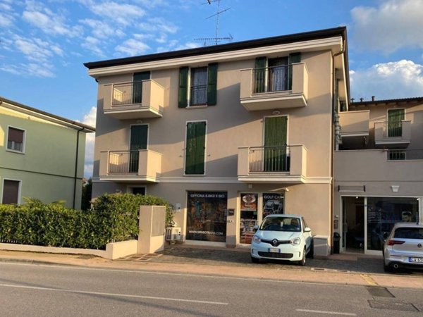 negozio in vendita a Desenzano del Garda in zona Rivoltella