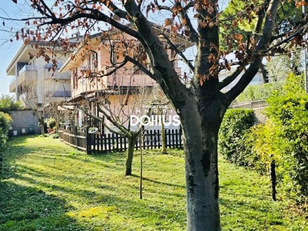 casa indipendente in vendita a Desenzano del Garda
