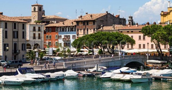 negozio in vendita a Desenzano del Garda in zona Rivoltella