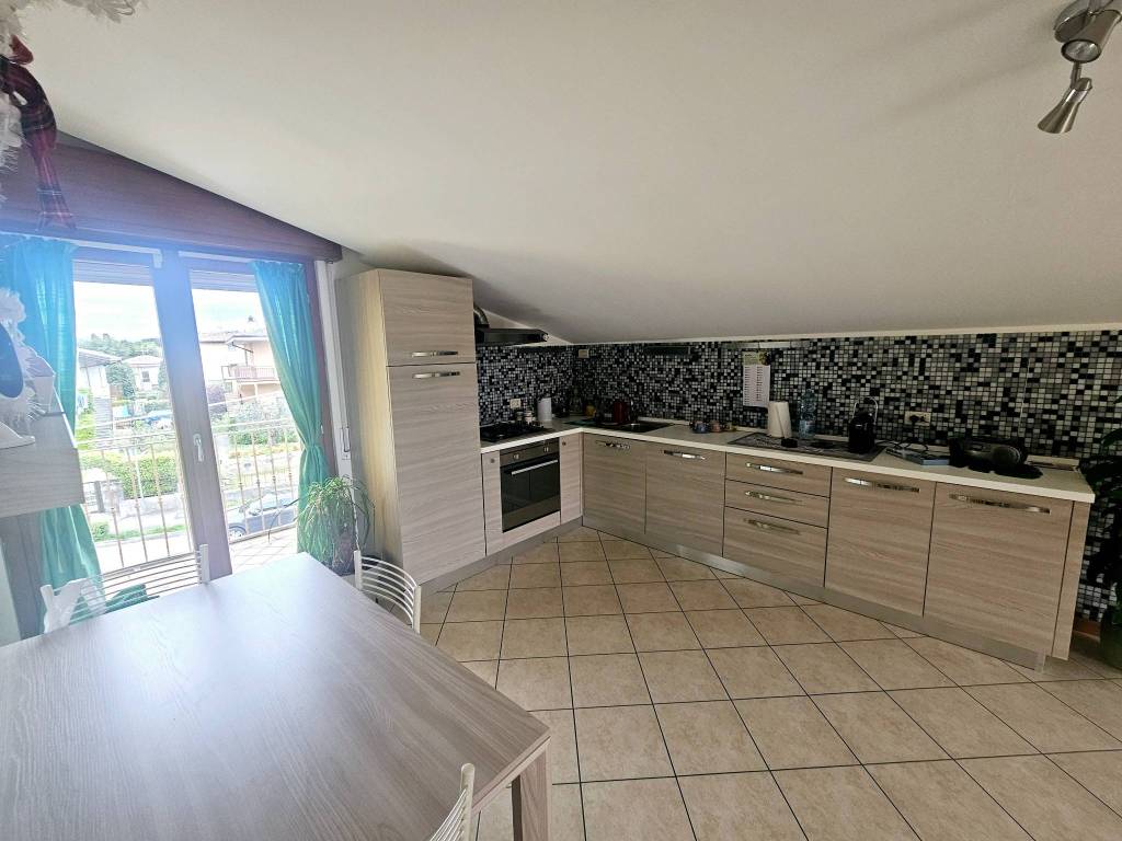 appartamento in vendita a Desenzano del Garda in zona Rivoltella