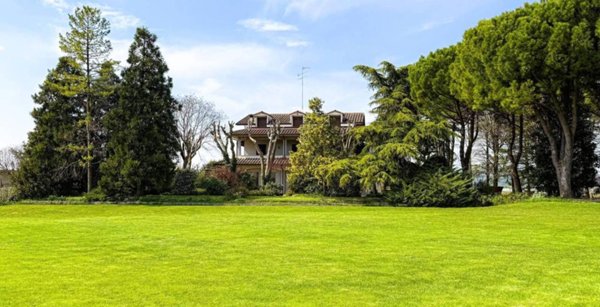 casa indipendente in vendita a Desenzano del Garda