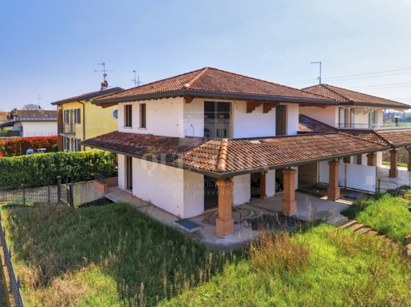 casa indipendente in vendita a Desenzano del Garda in zona Vaccarolo