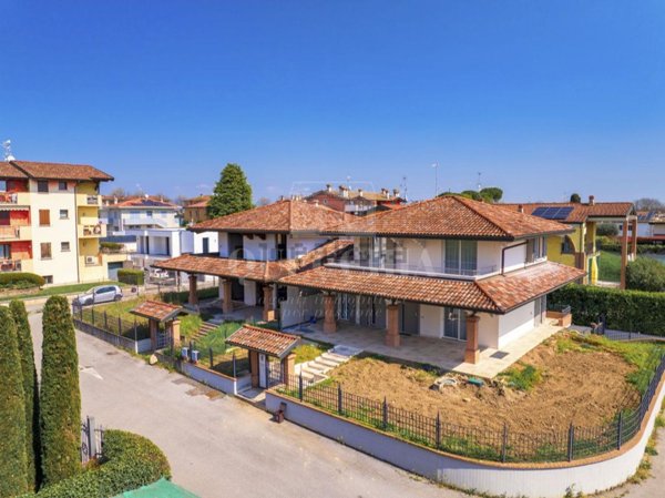 casa indipendente in vendita a Desenzano del Garda
