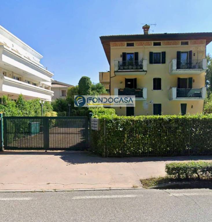 appartamento in vendita a Desenzano del Garda in zona Rivoltella