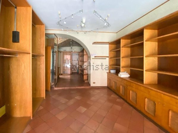 locale commerciale in vendita a Desenzano del Garda in zona Rivoltella