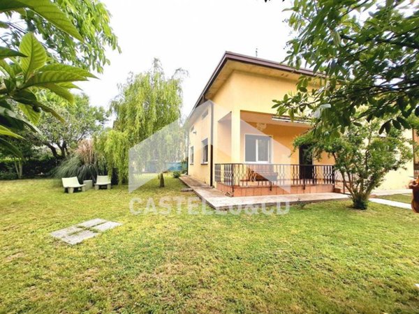 casa indipendente a Desenzano del Garda in zona San Martino della Battaglia