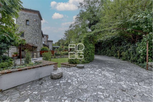 casa indipendente in vendita a Desenzano del Garda