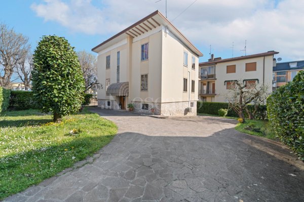 casa indipendente in vendita a Desenzano del Garda