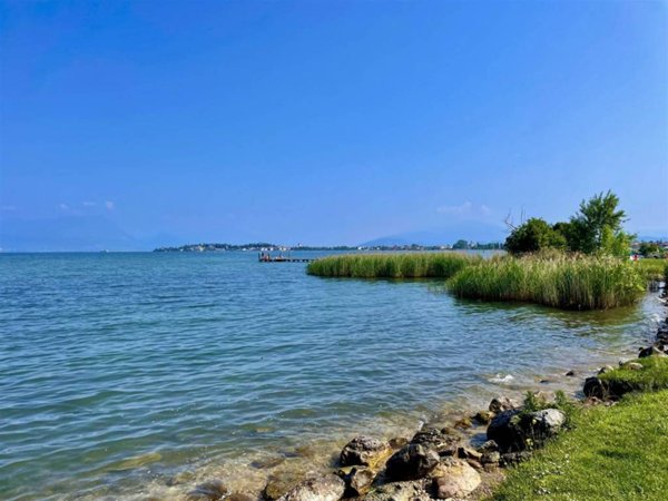 appartamento in vendita a Desenzano del Garda in zona Rivoltella