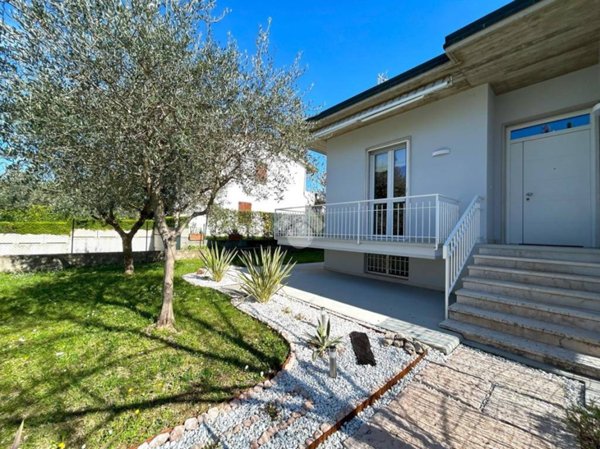 appartamento in vendita a Desenzano del Garda in zona Rivoltella