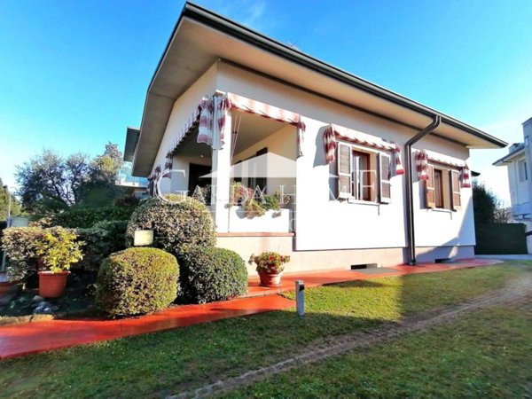 casa indipendente in vendita a Desenzano del Garda