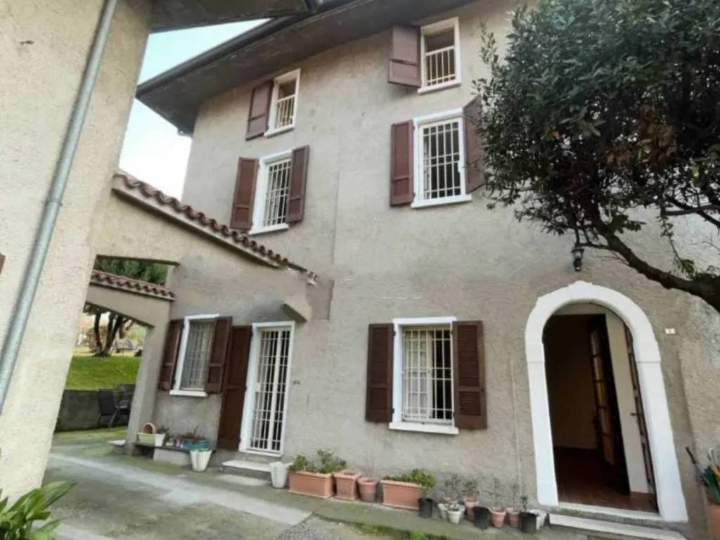 casa indipendente in vendita a Desenzano del Garda