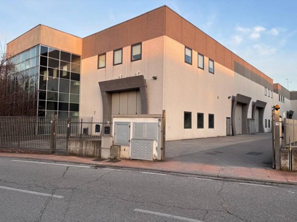 locale commerciale in vendita a Desenzano del Garda in zona Rivoltella