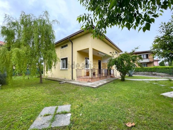 casa indipendente a Desenzano del Garda in zona San Martino della Battaglia