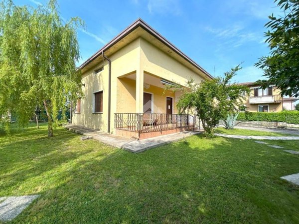 casa indipendente a Desenzano del Garda in zona San Martino della Battaglia