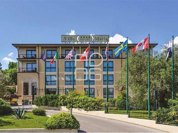 intera palazzina in vendita a Desenzano del Garda in zona Rivoltella