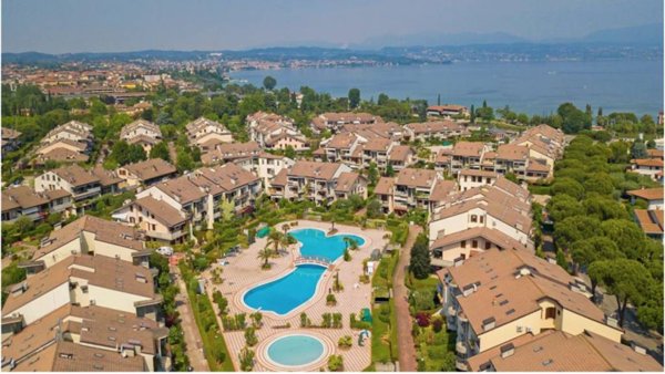 casa indipendente in vendita a Desenzano del Garda in zona Rivoltella
